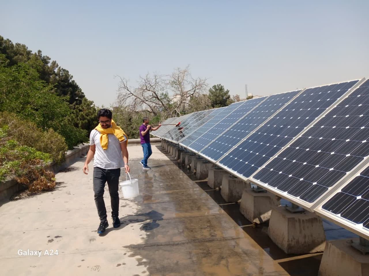 شستشوی پانل ها و تغییر زاویه فصلی پنل های نیروگاه ۱۱ کیلووات خورشیدی مرکز توسط کارآموزان کارگاه
