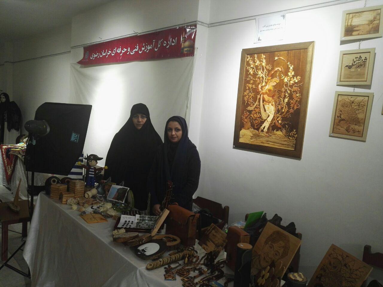 مشارکت مرکز آموزش فنی و حرفه ای خواهران مشهد در برپایی نمایشگاه بانوان ودختران کارآفرین وموفق در ایام الله دهه مبارک فجر